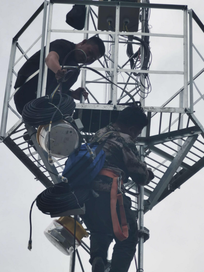 MET Tower/Meteorological Mast/Wind Monitoring Tower Marked With Aircraft Warning Light System